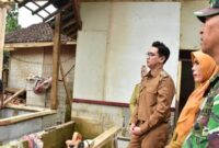 1763485475563-wabup-sumedang-fajar-aldila-saat-memberikan-bantuan-rutilahu-ke-warga-rancakalong-1763470870572_169