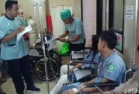 1763528668522-penumpang-yang-selamat-dari-kecelakaan-maut-di-tol-cipali-km-72-purwakarta-1763437742081_169