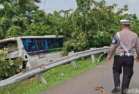 1763528673620-polisi-olah-tkp-kecelakaan-maut-di-km-72-tol-cipali-1763457795991_169