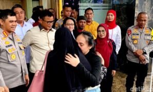 1763528684641-reni-berpelukan-dengan-sang-ibu-sepulang-dari-china-1763453740077_169