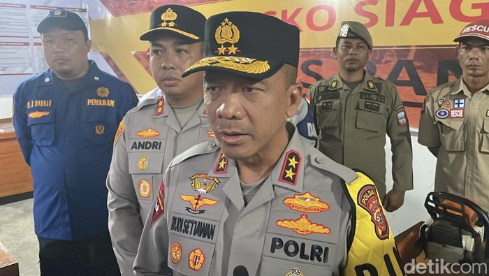 1763550262680-kapolda-jabar-irjen-rudi-setiawan-saat-meninjau-pangandaran-1763549827609_169