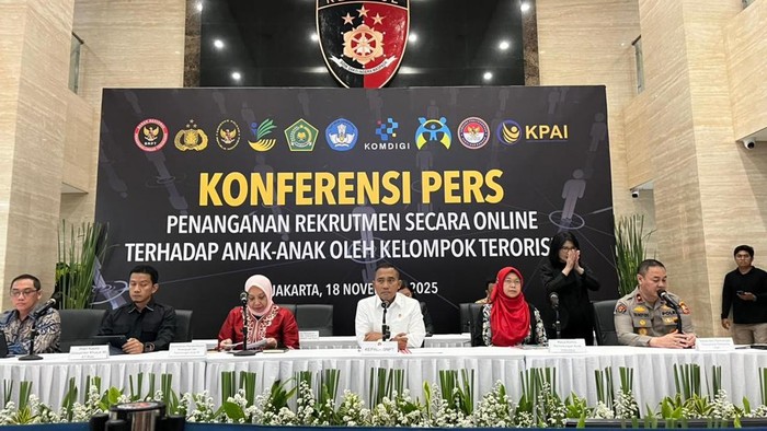 1763550267300-konferensi-pers-densus-88-polri-rumondangdetikcom-1763454505183_169