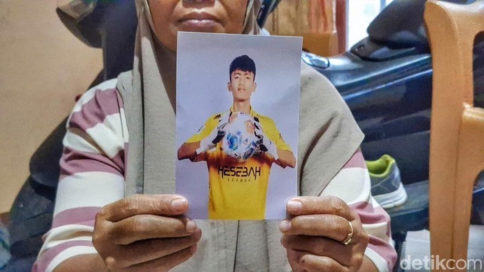 1763615107288-nenek-korban-imas-siti-rohanah-52-saat-menunjukan-foto-rizki-nur-fadhilah-18-1763536747341_169