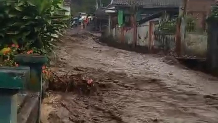 1763636660572-banjir-bandang-yang-disebabkan-luapan-drainase-di-wilayah-kecamatan-cisurupan-garut-pada-kamis-20112025-1763632789896_169