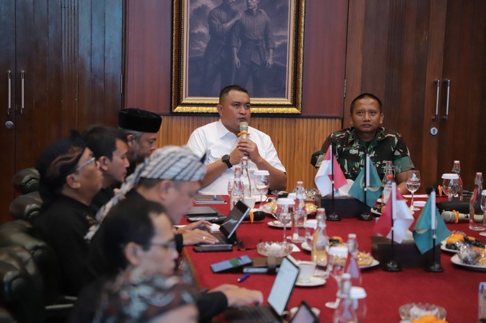 1763636664111-bupati-bogor-bahas-strategi-penanganan-sampah-berbasis-teknologi-1763628945854