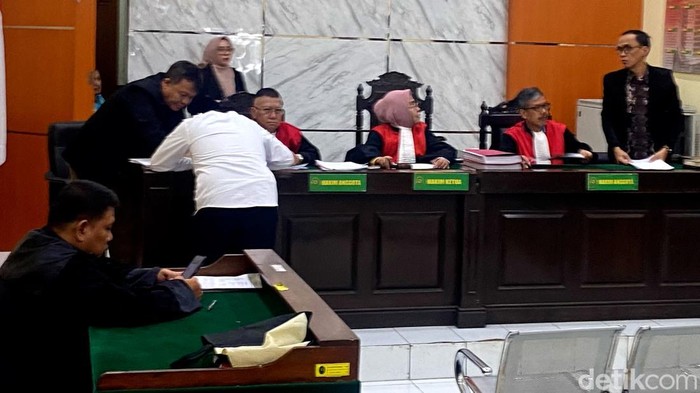 1763636669281-sidang-putusan-alumni-sman-12-yang-pasang-kamera-tersembunyi-di-toilet-siswi-1763621804570_169