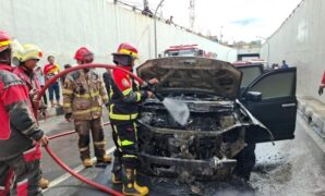 1763723058448-personel-damkar-cimahi-memadamkan-api-yang-membakar-mobil-di-underpass-dustira-1763713383908_169