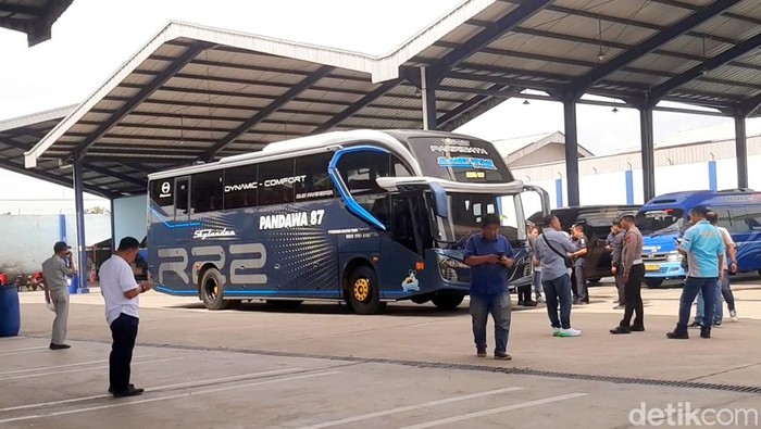 1763723059472-polisi-dan-dishub-menggelar-rmap-chek-di-pool-vus-terminal-klari-kabupaten-karawang-1763712191303_169