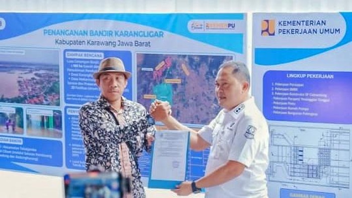 1763744683390-wakil-bupati-karawang-maslani-saat-penandatangan-pembebasan-lahan-di-desa-karangligar-kabupaten-karawang-1763716813654_169