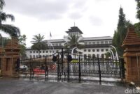 1763744694210-sentuhan-bertema-candi-bentar-jadi-wajah-baru-di-gedung-sate-kota-bandung-1763618190925_169