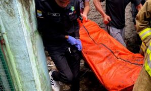 1763895881431-petugas-evakuasi-korban-tewas-akibat-kebakaran-di-bandung-1763873618869_43