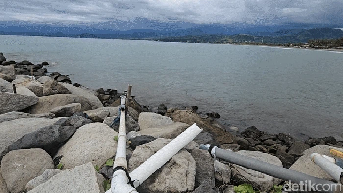 1763895884913-instalasi-open-intake-yang-diduga-digunakan-untuk-aktivitas-tambak-udang-di-pesisir-palabuhanratu-sukabumi-1763866153488_169