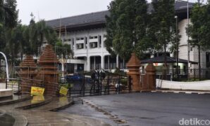 1763982257422-sentuhan-bertema-candi-bentar-jadi-wajah-baru-di-gedung-sate-kota-bandung-1763618191001_169