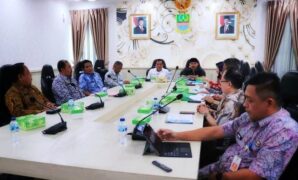 1763982257967-bupati-karawang-aep-syaepuloh-saat-rapat-bersama-bupati-bekasi-ade-kuswara-kunang-1763972896846_169