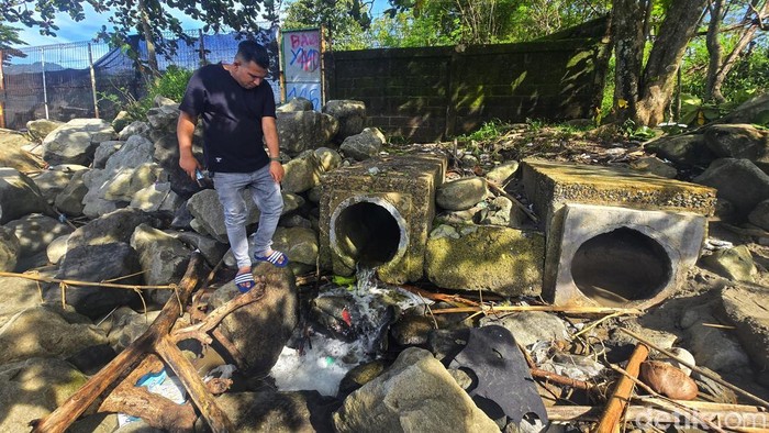 1764003855042-ketua-komisi-ii-dprd-kabupaten-sukabumi-hamzah-gurnita-meninjau-kawasan-pesisir-cipatuguran-palabuhanratu-1763987760416_169