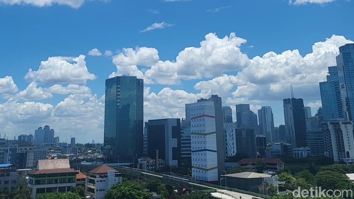 1764025467841-langit-di-jakarta-terlihat-cerah-hingga-tampak-biru-pada-siang-ini-jarak-pandang-di-udara-pun-terlihat-luas-bagaimana-kualitas-1_169