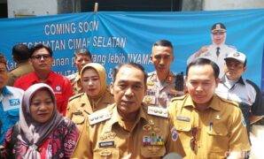 1764025470053-wali-kota-cimahi-ngatiyana-usai-bertemu-perwakilan-serikat-buruh-bahas-umk-2026-1763974406871_169