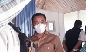 1764047073815-bupati-karawang-aep-syaepuloh-saat-mengecek-kegiatan-cek-kesehatan-gratis-di-tirtajaya-1764035645718_169