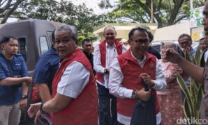 1764047076613-yossi-irianto-dan-eddy-marwoto-jelang-sidang-dakwaan-korupsi-hibah-pramuka-1764042723352_169