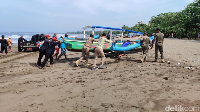 1764068667151-penertiban-perahu-yang-bersandar-sembarangan-di-pantai-pangandaran-1764065632400_169