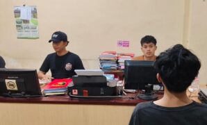 1764068669323-pelaku-saat-dilakukan-pemeriksaan-di-polres-kuningan-1764063893018_169