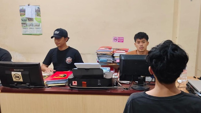 1764068669323-pelaku-saat-dilakukan-pemeriksaan-di-polres-kuningan-1764063893018_169