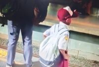 1764068672566-video-siswa-sd-yang-berangkat-sekolah-sendirian-naik-krl-sejak-subuh-dari-tangerang-ke-klender-jakarta-timur-viral-di-medsos-d-1763978682708_169