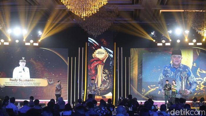 1764068675371-bupati-bogor-rudy-susmanto-menerima-penghargaan-sebagai-tokoh-pendorong-pertumbuhan-ekonomi-berbasis-budaya-dan-pariwisata-dae-1764057623015_169