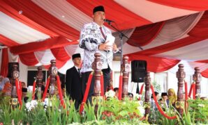 1764068676917-bupati-bogor-beri-penghargaan-kepada-insan-pendidikan-di-hari-guru-nasional-1764054787704_43