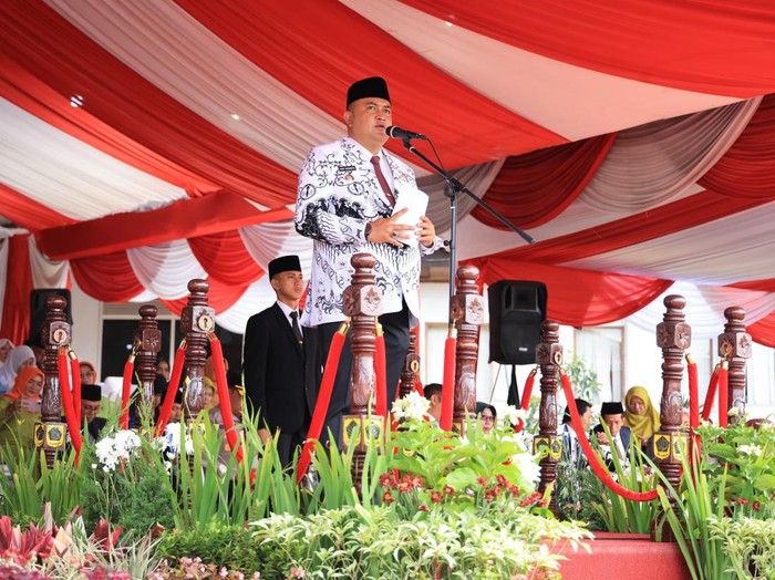 1764068676917-bupati-bogor-beri-penghargaan-kepada-insan-pendidikan-di-hari-guru-nasional-1764054787704_43