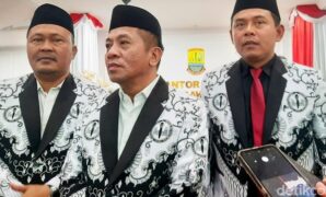 1764090276055-bupati-karawang-aep-syaepuloh-saat-diwawancara-awak-media-usai-apel-hut-pgri-ke-80-1764054665523_169