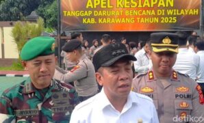 1764111863388-bupati-karawang-aep-syaepuloh-saat-meninjau-kesiapan-personel-siaga-penanggulangan-darurat-bencana-di-mapolres-karawang-1762324099041_169