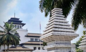 1764155082607-gapura-candi-gedung-sate-bandung-1764131159603_169