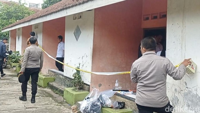 1764155089294-polisi-saat-menggerebek-kamar-penginapan-yang-diduga-jadi-lokasi-penyekapan-1764143143307_169