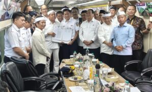 1764176685119-penandatanganan-kerja-sama-dilakukan-gubernur-jawa-barat-dedi-mulyadi-dan-direktur-utama-pt-kai-bobby-rasyidin-1764139489955_169