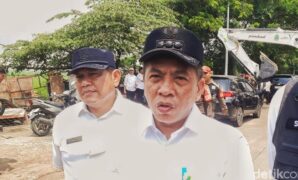 1764176689545-bupati-karawang-aep-syaepuloh-saat-memimpin-pembongkaran-bangunan-liar-di-jalan-interchange-karawang-barat-1764145586283_169