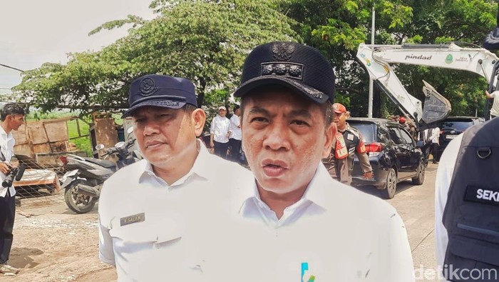 1764176689545-bupati-karawang-aep-syaepuloh-saat-memimpin-pembongkaran-bangunan-liar-di-jalan-interchange-karawang-barat-1764145586283_169