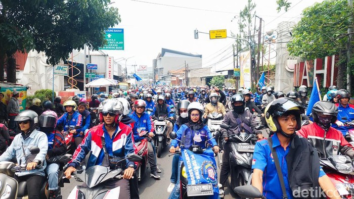 1764198261222-alan-raya-amir-machmud-perbatasan-antara-kota-cimahi-dengan-kabupaten-bandung-barat-kbb-dipadati-buruh-yang-datang-dari-arah-p-3_169