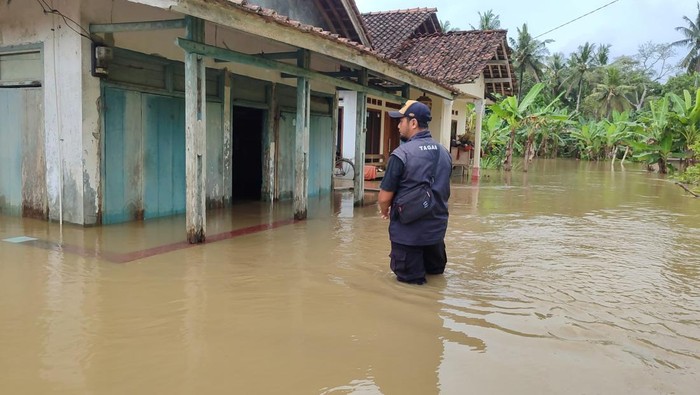 1764198262644-kondisi-banjir-di-padaherang-dan-kalipucang-pangandaran-1763972787970_169