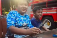 1764241461590-dua-bocah-laki-laki-mendatangi-kantor-damkar-di-lubang-buaya-jakarta-timur-mereka-datang-untuk-menyerahkan-hp-yang-ditemukanny-1764220962908_169