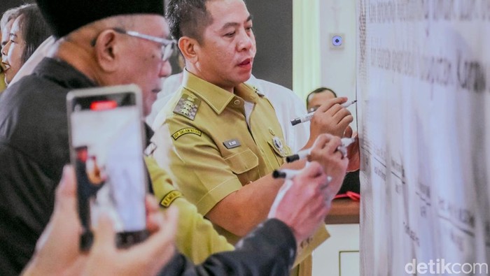 1764263063525-bupati-karawang-aep-syaepuloh-teken-fakta-integritas-bersama-lembaga-keagamaan-untuk-tekan-kekerasan-terhadap-perempuan-1764216214742_169