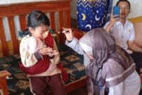 1764263065684-syakira-7-bocah-yang-tak-bisa-mengedip-di-sukabumi-1764249833297_169