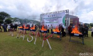 1764263073028-pemusnahan-rokok-ilegal-di-balaikota-tasikmalaya-1764225211281_169