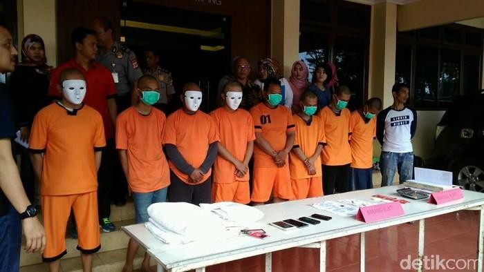 1764306276488-sindikat-penjual-wanita-asal-garut-di-bali-1764226923737_169