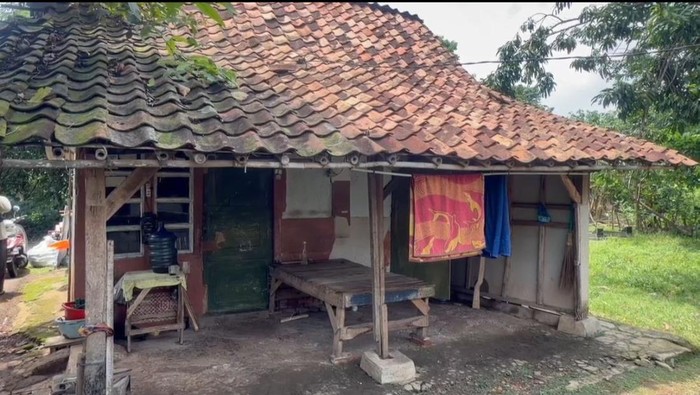 1764327896929-kondisi-rumah-amah-di-subang-sebelum-diperbaiki-1764310165908_169