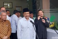 1764349476027-mensos-syaifullah-yusuf-gus-ipul-saat-kunjungi-sekolah-rakyat-di-lembang-1764329277852_169