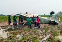 1764349476778-pemindahan-bangkai-pesawat-ga28-oleh-warga-dusun-ceplik-desa-kertawaluya-kecamatan-tirtamulya-kabupaten-karawang-1764328944858_169