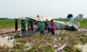 1764349476778-pemindahan-bangkai-pesawat-ga28-oleh-warga-dusun-ceplik-desa-kertawaluya-kecamatan-tirtamulya-kabupaten-karawang-1764328944858_169