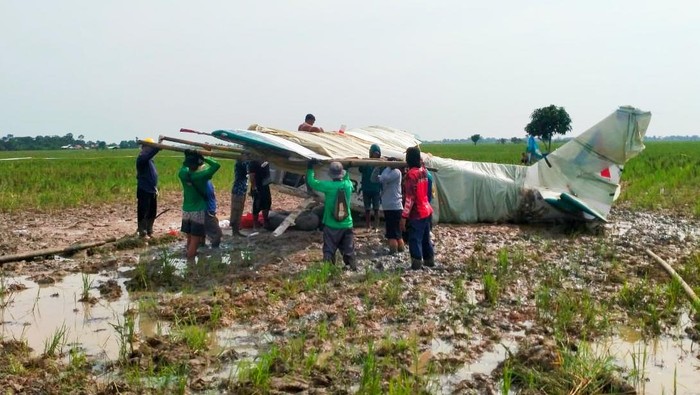 1764349476778-pemindahan-bangkai-pesawat-ga28-oleh-warga-dusun-ceplik-desa-kertawaluya-kecamatan-tirtamulya-kabupaten-karawang-1764328944858_169