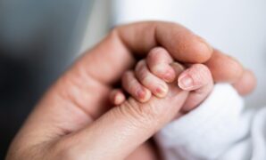 1764371072275-ilustrasi-bayi-prematur-berisiko-tinggi-stunting-1_169